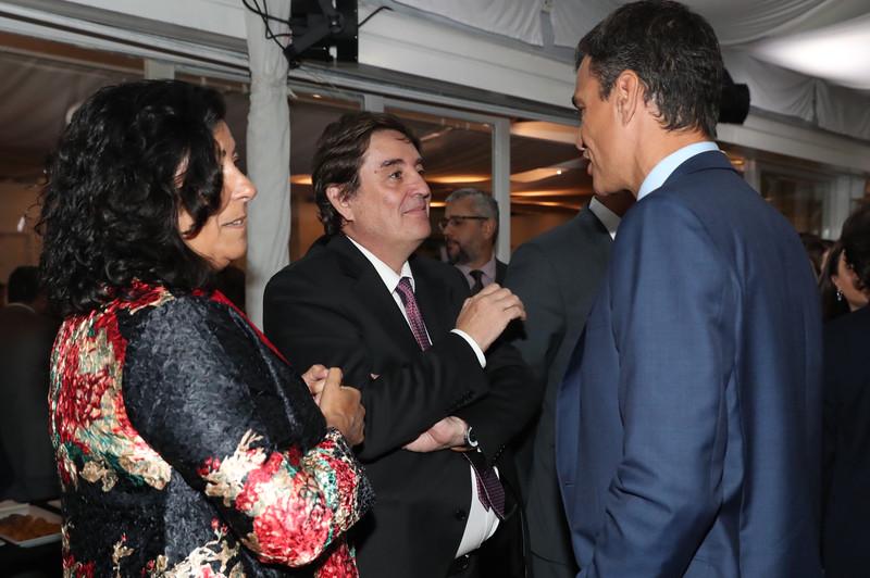 Zakonca Almudena Grandes in Luis García Montero s španskim premierjem Pedrom Sanchezem. Foto: EPA