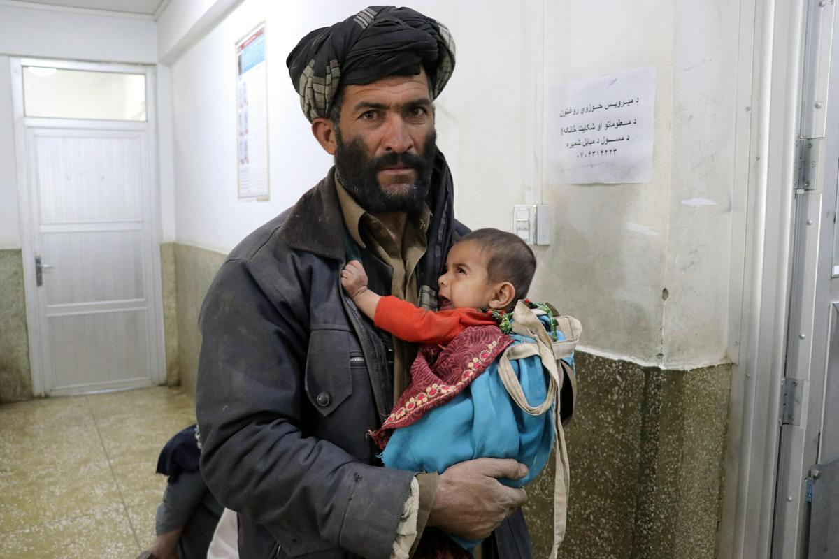 Približno 95 odstotkov prebivalcev Afganistana nima dovolj hrane, devetim milijonom pa grozi lakota, opozarja ZN. Foto: EPA