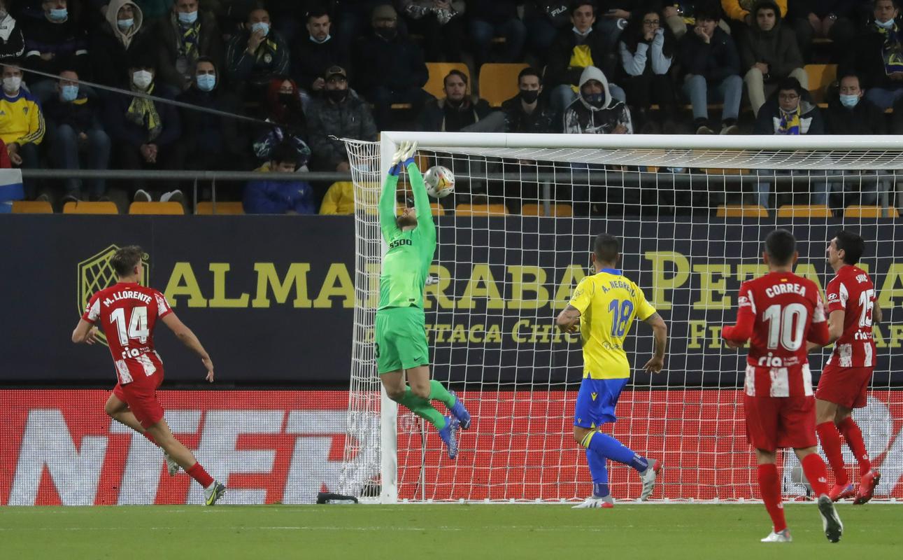 Takole je Jan Oblak dobil enega najbolj čudnih golov v svoji karieri. Foto: Reuters