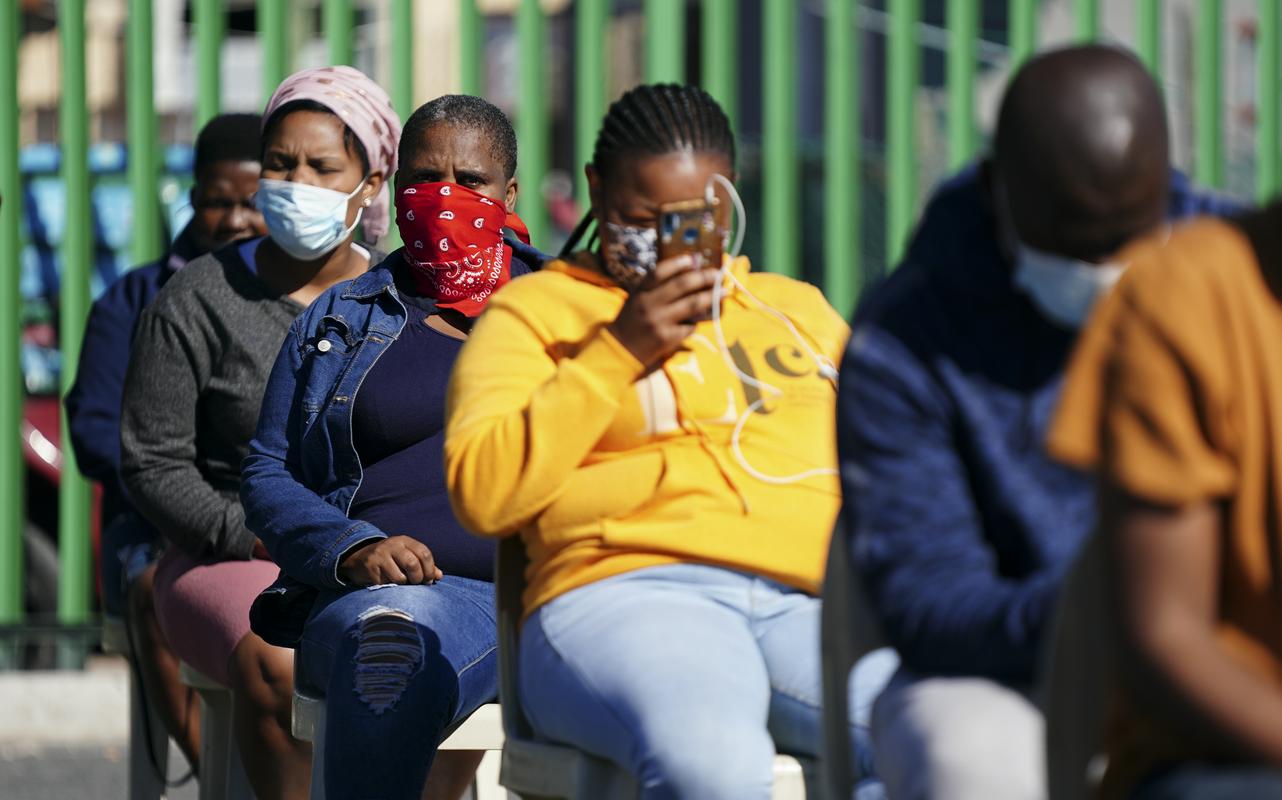 Južnoafričani med čakanjem na cepljenje. Foto: EPA