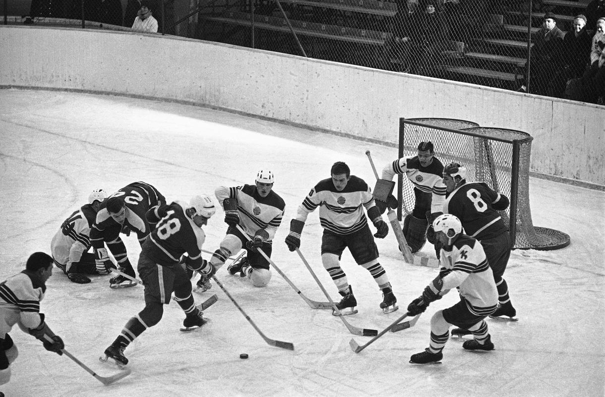 Prizor iz iger v Innsbrucku, kjer je Kanada na hokejski tekmi premagala Jugoslavijo s 14:1. Foto: AP