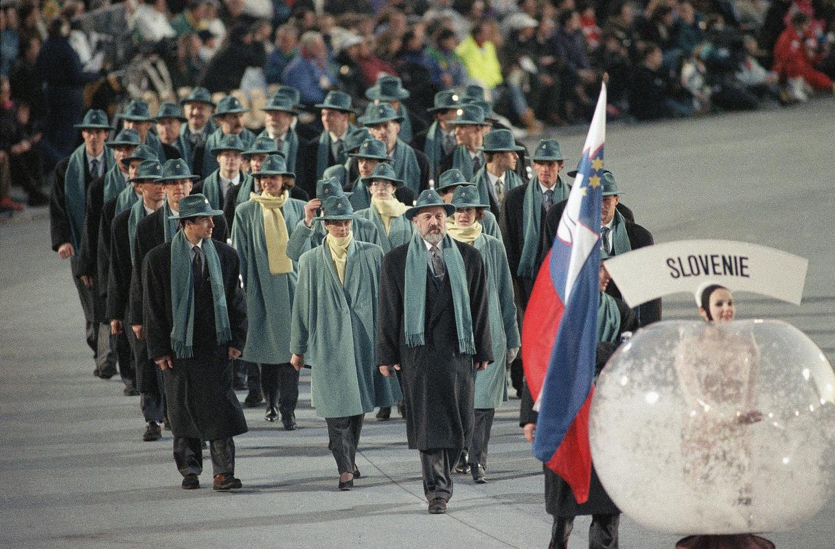 Zgodovinski trenutek - slovenski športniki prvič na olimpijskih igrah s slovensko zastavo. Foto: AP
