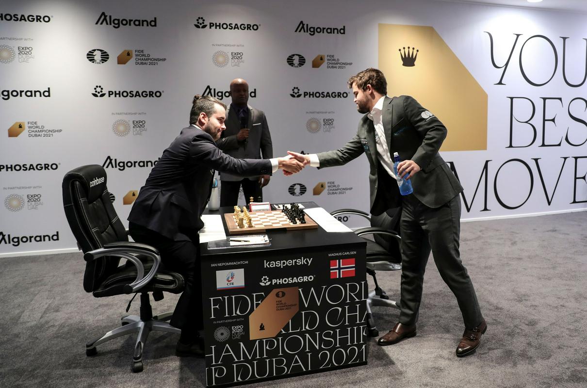 Carlsen ima precej višji šahovski rating od tekmeca (2855:2782). Na papirju je v vlogi precejšnjega favorita. Že osem let nosi krono najboljšega in se je že pridružil legendam iz zgodovine. Foto: EPA