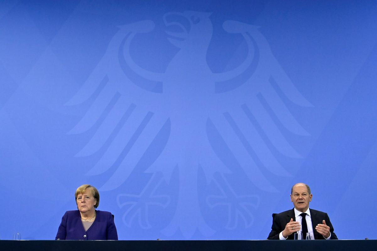 Merkel in Scholz sta o epidemičnih razmerah v državi skupaj spregovorila na novinarski konferenci. Foto: Reuters