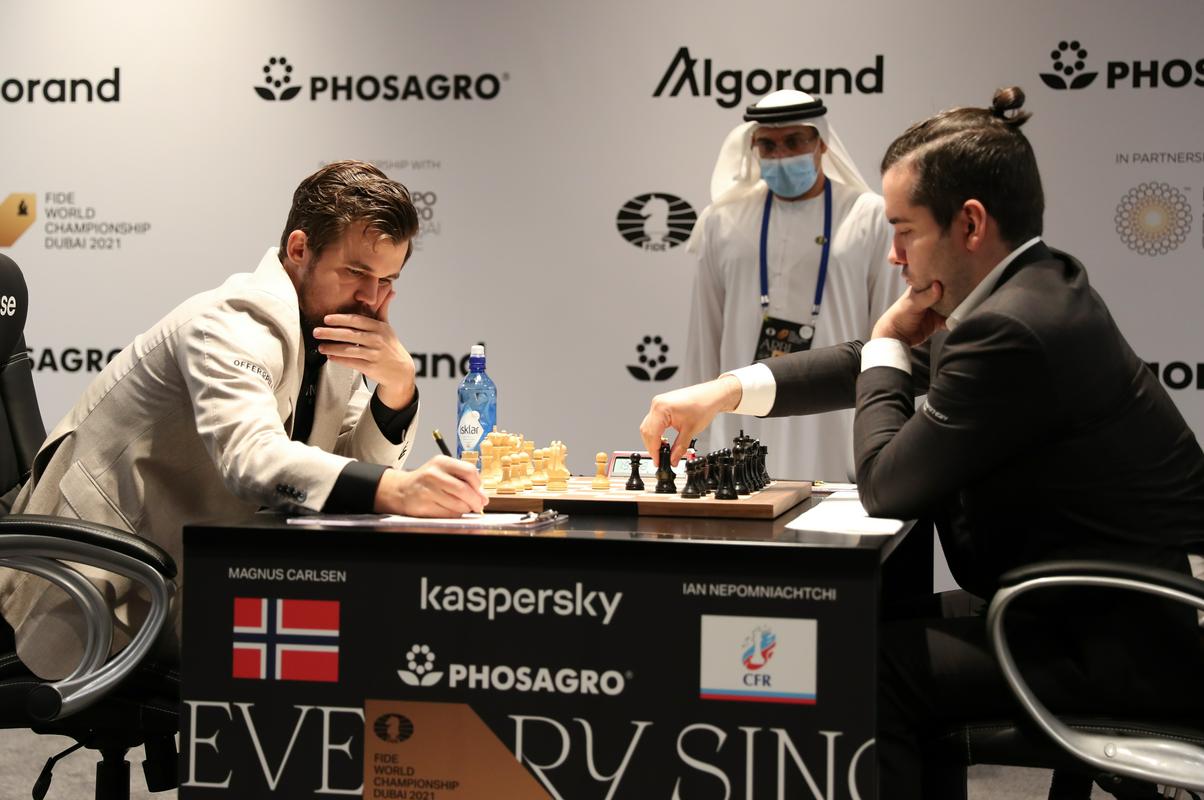 Magnus Carlsen za ubranitev naslova svetovnega prvaka potrebuje samo še 2,5 točke. Foto: EPA
