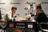 Carlsen z drugim velikim korakom za obrambo naslova