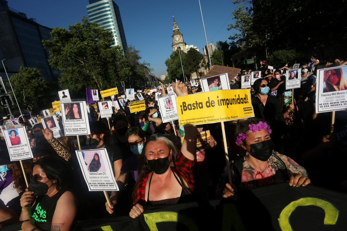 Shod žensk v Santiagu ob mednarodnem dnevu izkoreninjanja nasilja nad ženskami. Foto: Reuters