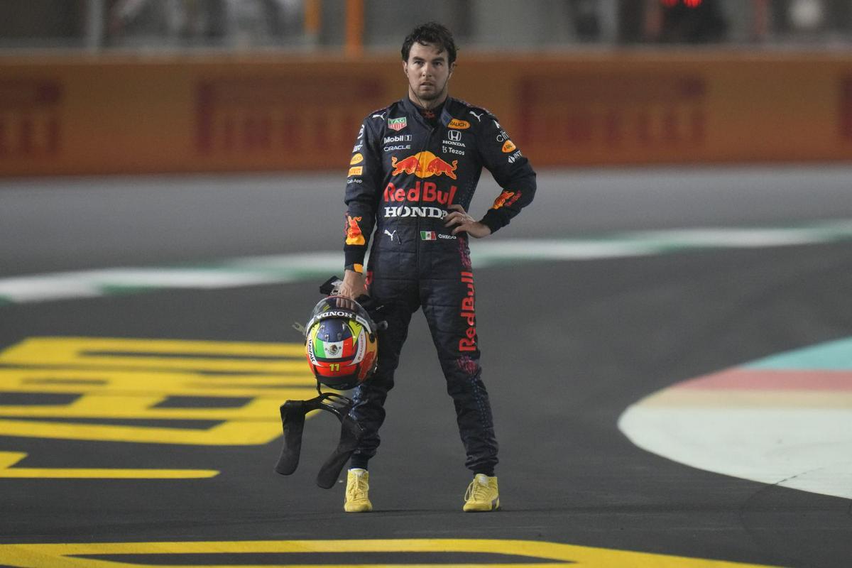 Sergio Perez je dirko končal po drugem startu, ko je vanj trčil Charles Leclerc. Mehičan je po trku takole nemo strmel v prazno. Foto: AP