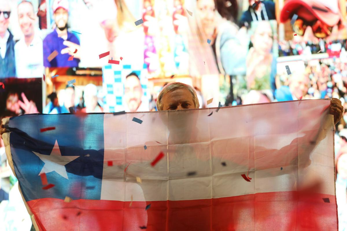 Drugi krog volitev v Čilu bo potekal 19. decembra. Foto: EPA