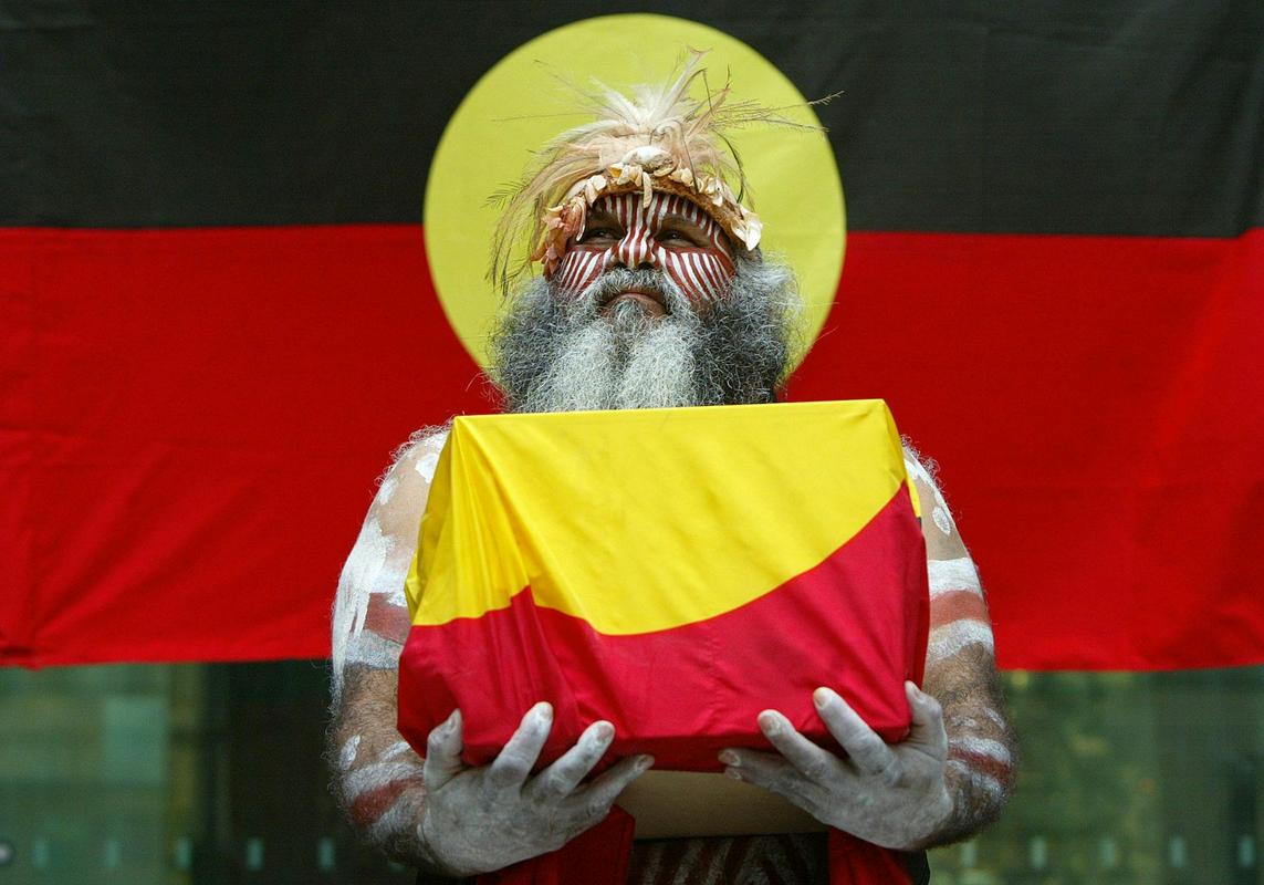 Muzej v Manchestru je po mnogo letih (leta 2003) vrnil posmrtne ostanke avstralskih staroselcev, ki so bili del muzejske zbirke, aboriginski skupnosti. Prevzel jih je skrbnik Major Sumner in jih odnesel v domovino. Več kot desetletje pozneje je muzej vrnil še več kot 40 drugi artefaktov, ki pripadajo staroselcem v Avstraliji. Foto: AP