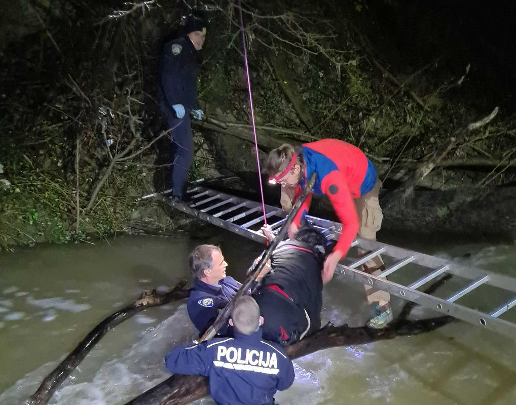 Reševalna akcija 47-letne ženske iz deroče Dragonje. Foto: Policija