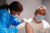 Češka uvedla obvezno cepljenje za starejše in zdravstvene delavce