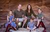 Družina princa Williama in Kate na letošnji božični voščilnici v Jordaniji