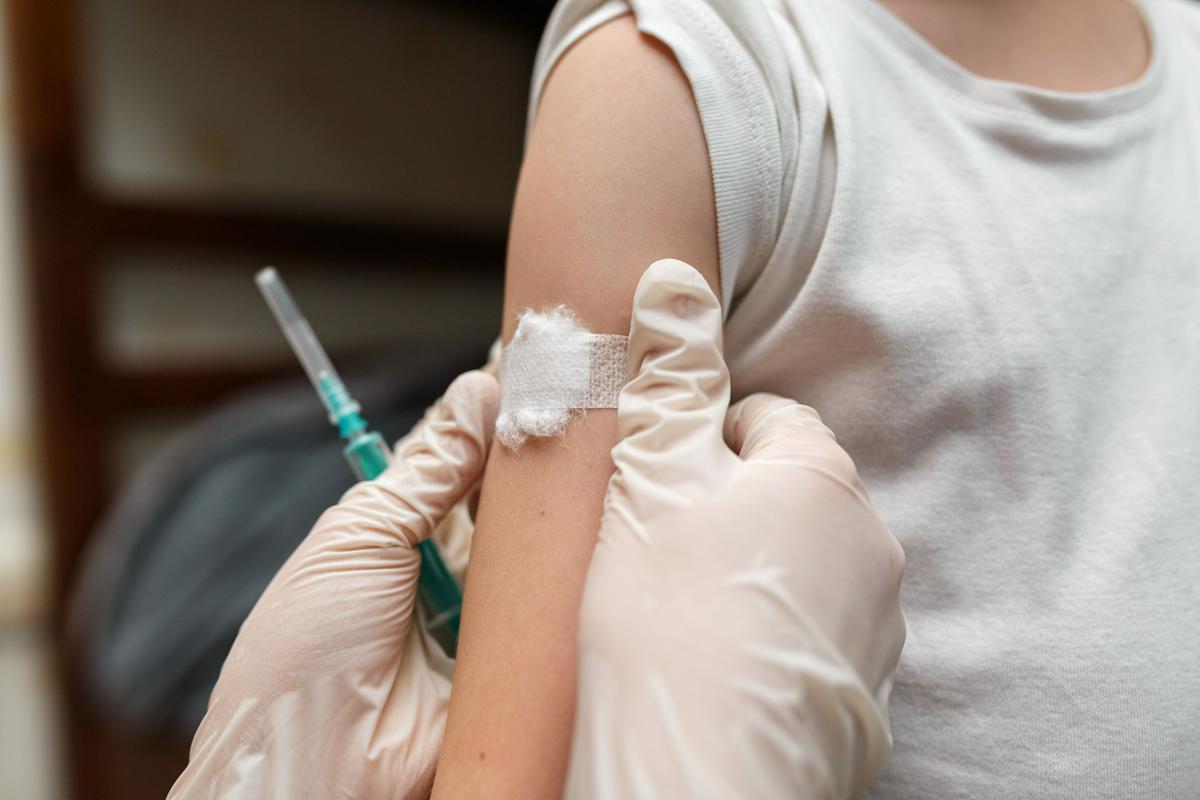 Od 250 primerov cepljenja otrok z vektorskimi cepivi je en primer inšpektorat odstopil zbornici zdravstvene in babiške nege, 249 pa zdravniški zbornici. Foto: Shutterstock