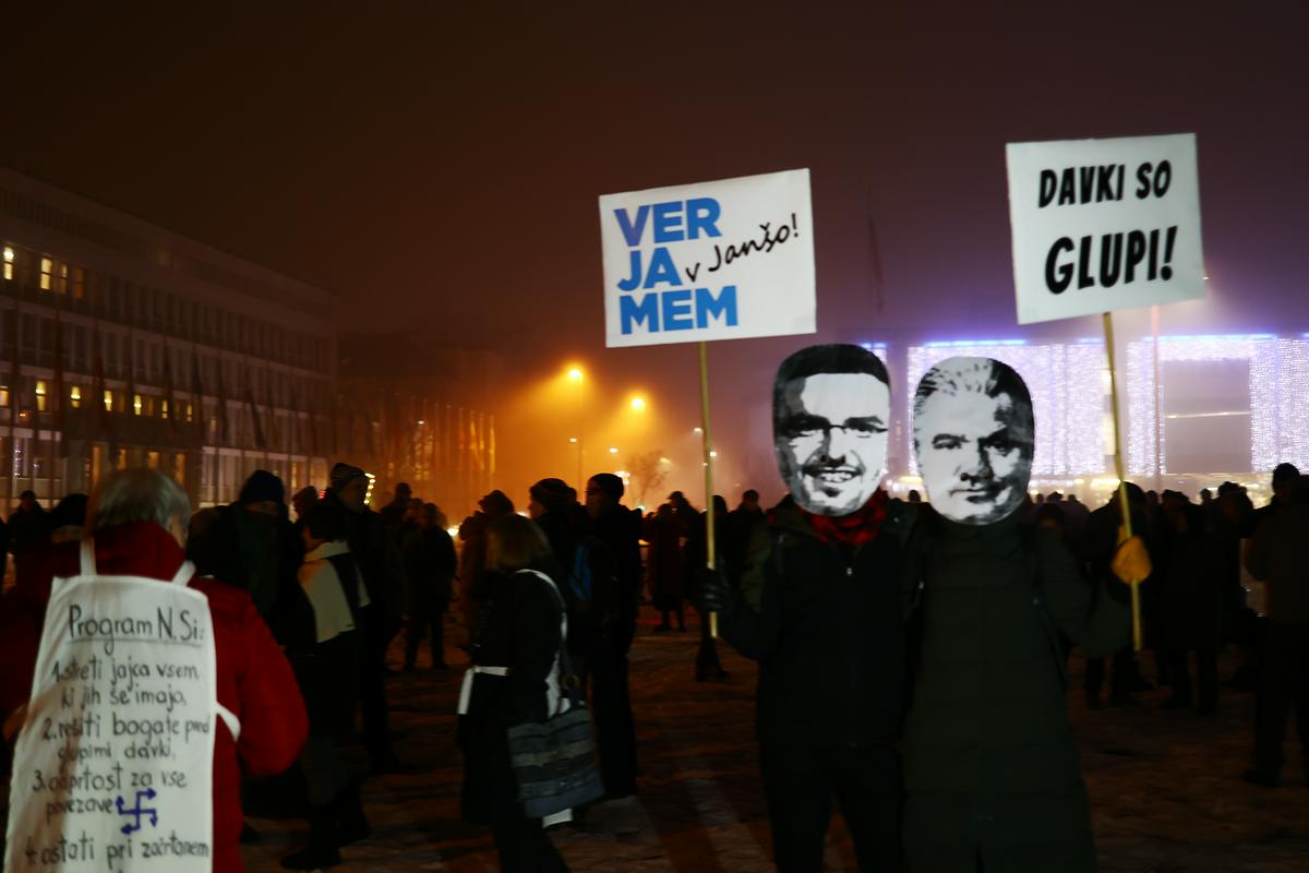Petkovi protestniki so tokrat pozornost posvetili tudi interpelaciji ministra za okolje Andreja Vizjaka. Foto: BoBo/Borut Živulović