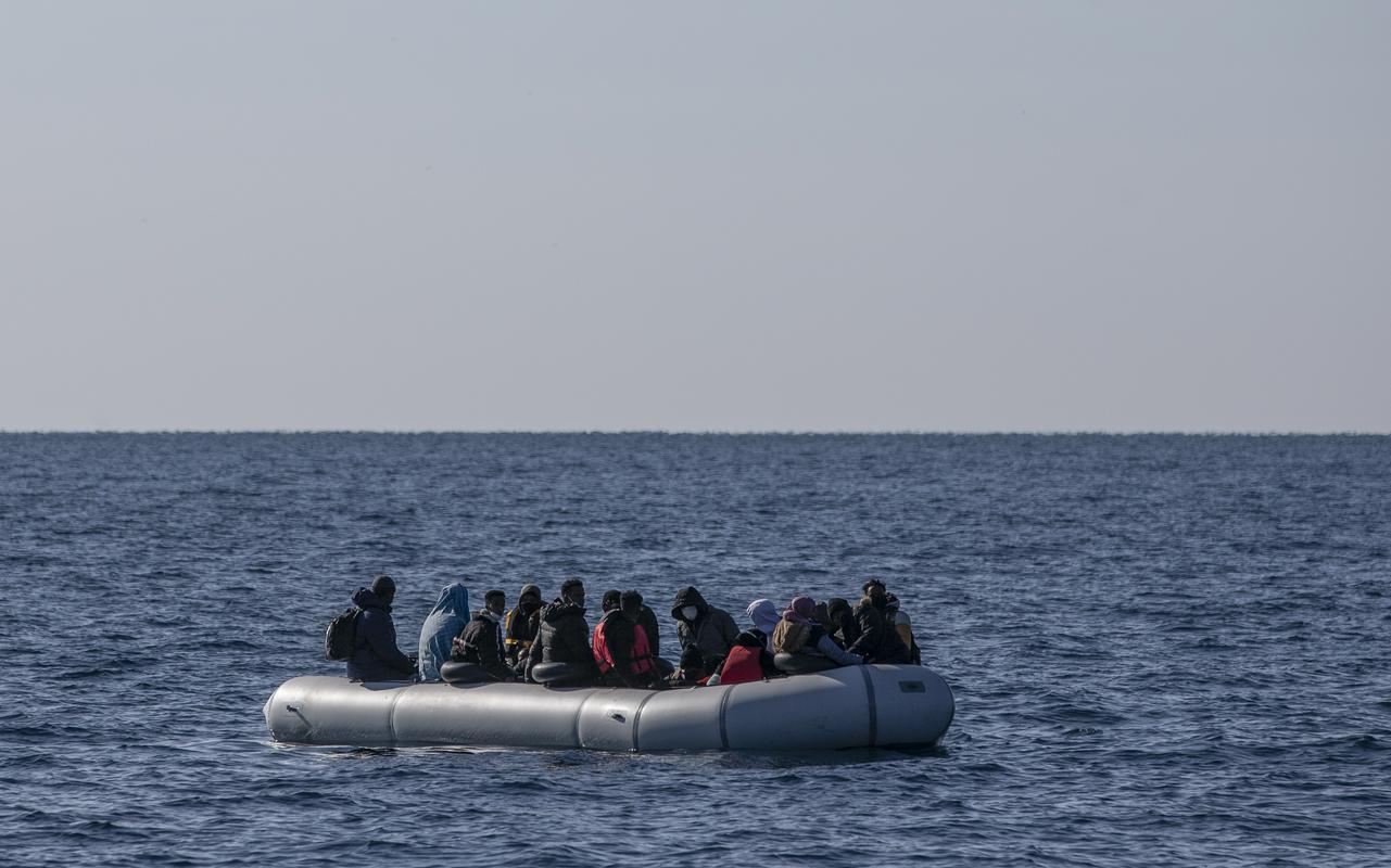 Humanitarni delavci so na zatožni klopi zaradi pomoči prebežnikom na morju. Foto: EPA