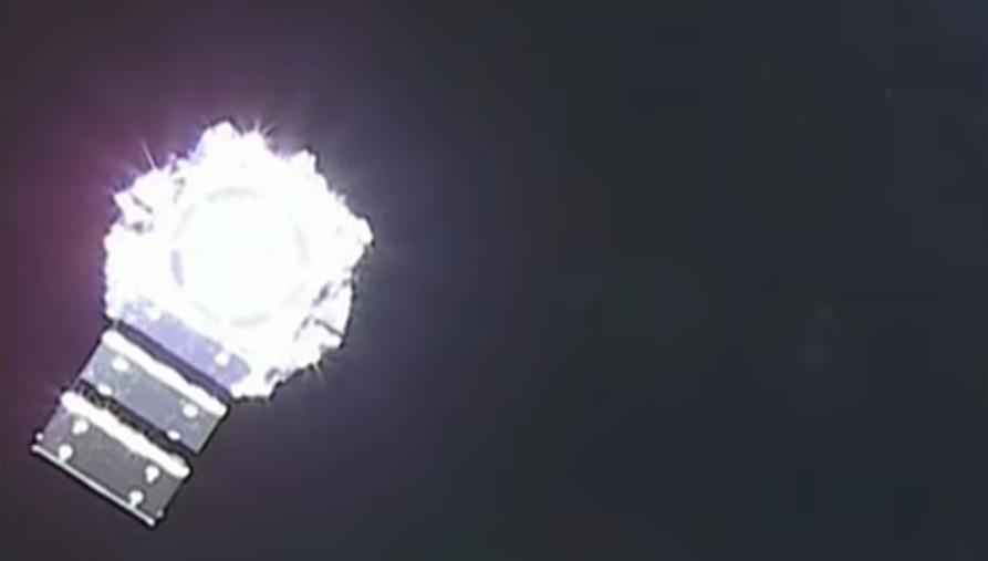 Druga stopnja rakete je s kamero ujela postavitev panela sončnih celic, ki se je sprožil hitreje od pričakovanj. Foto: ArianeSpace