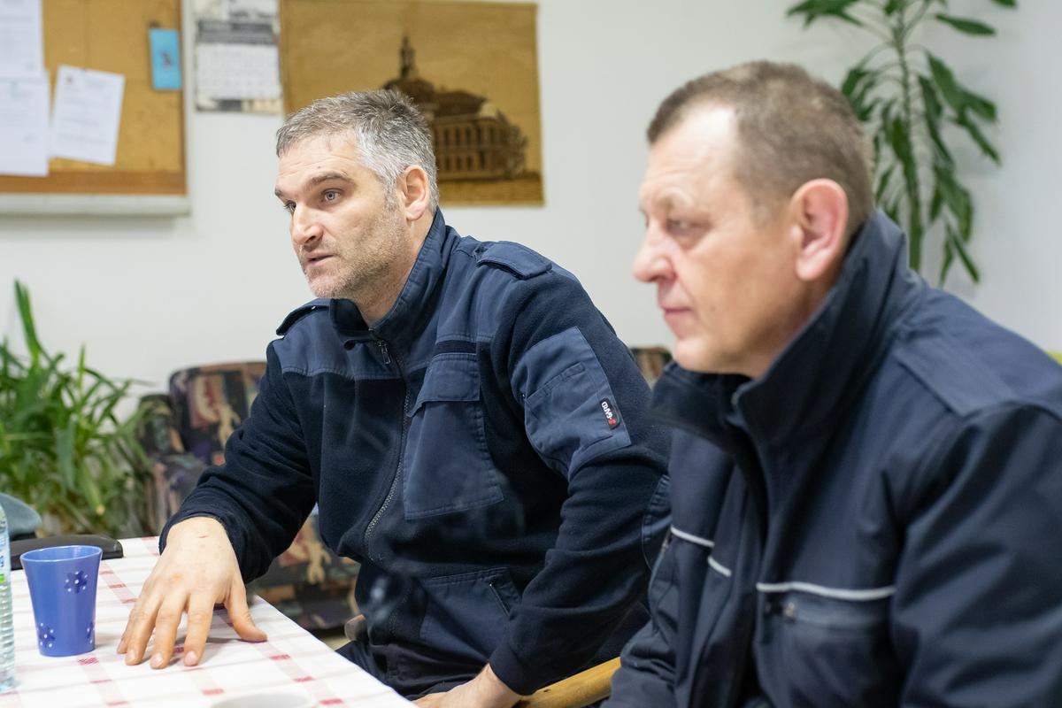 Levo poveljnik petrinjskih gasilcev Zvonimir Ljubičić, desno predsednik društva Stanislav Polovina. Foto: MMC RTV SLO/ Miloš Ojdanić