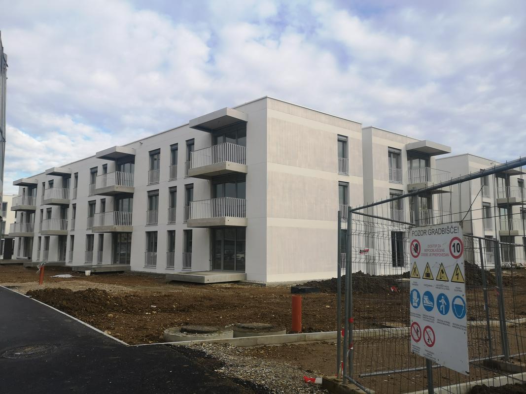 Nastajajoča soseska najemnih stanovanj, ki jo pod Pekrsko gorco gradi Stanovanjski sklad RS. Foto: Radio Maribor/Vesna Martinec