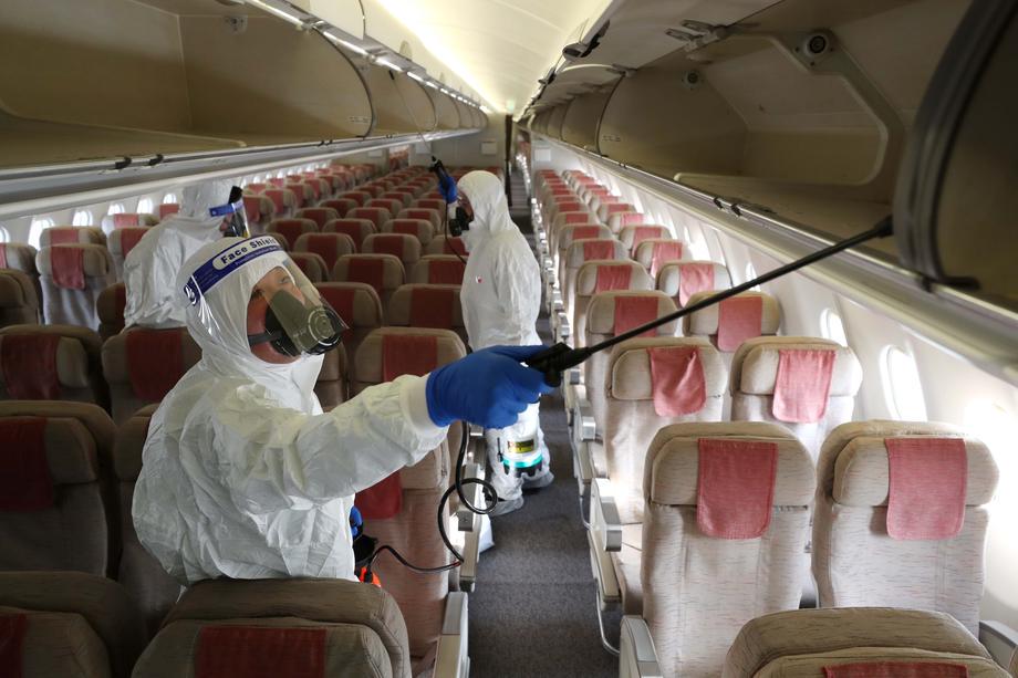 Številne države so uvedle stroge zdravstveno-varnostne ukrepe za omejitev širitve virusa z letalskim prometom. Foto: EPA