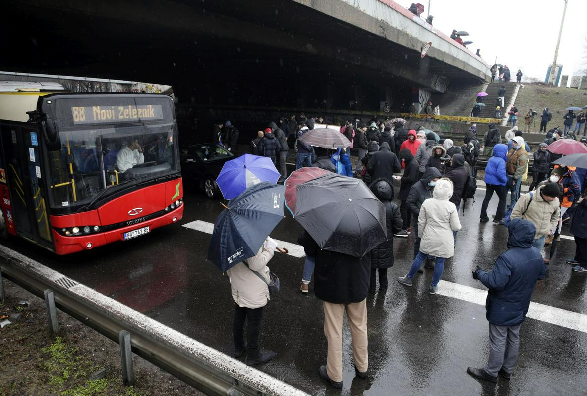Protestniki so zaprli ceste tudi v Beogradu. Foto: EPA