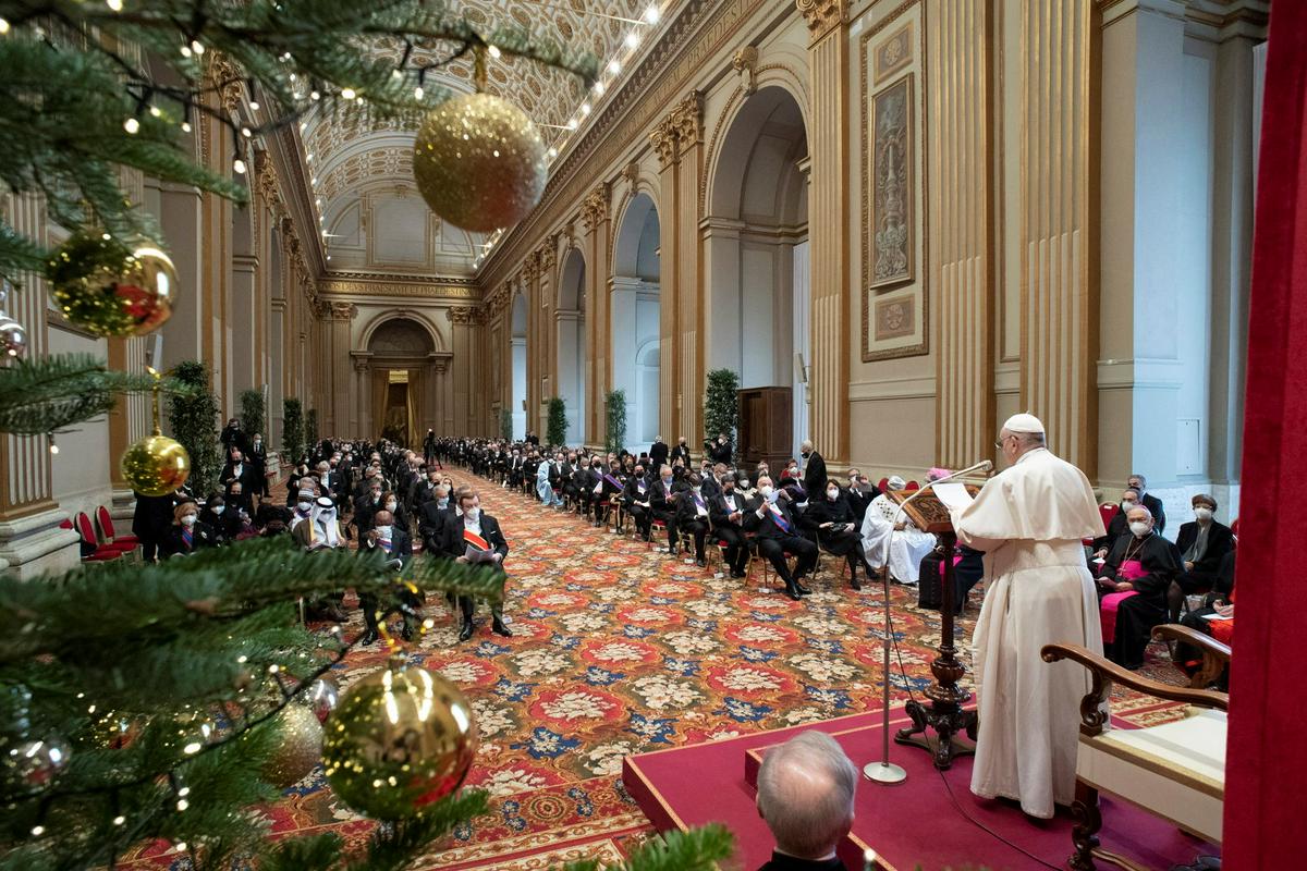 Papež je nagovoril člane vatikanskega diplomatskega zbora. Foto: Reuters