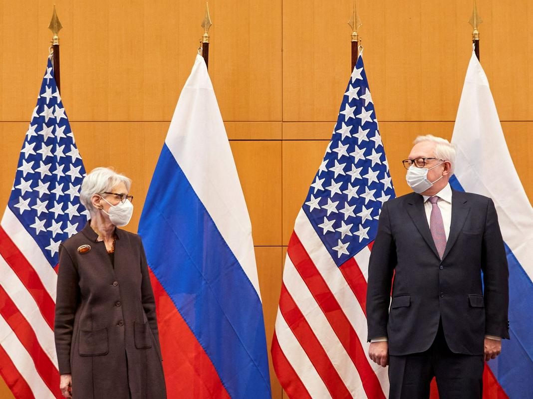 Ameriško stran je zastopala Wendy Sherman, rusko pa Sergej Rjabkov. Foto: Reuters