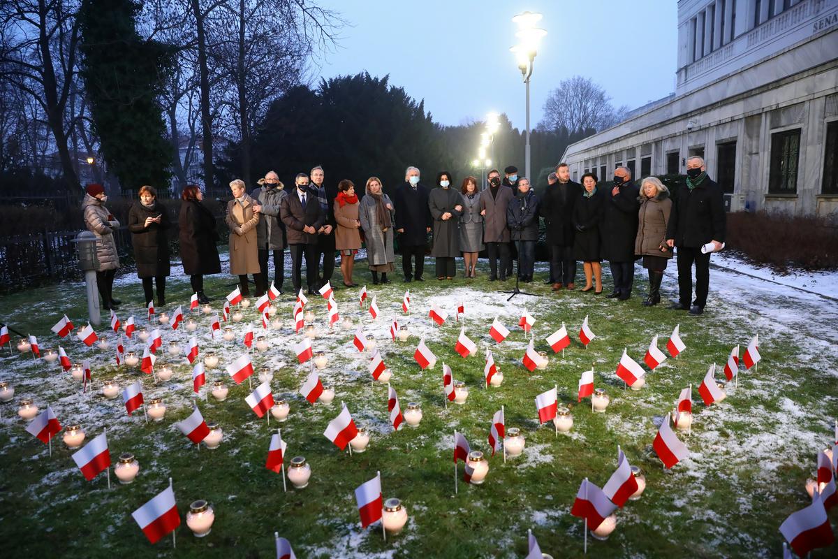 Slovesnost za umrlimi covidnimi bolniki na Poljskem decembra lani. Foto: EPA