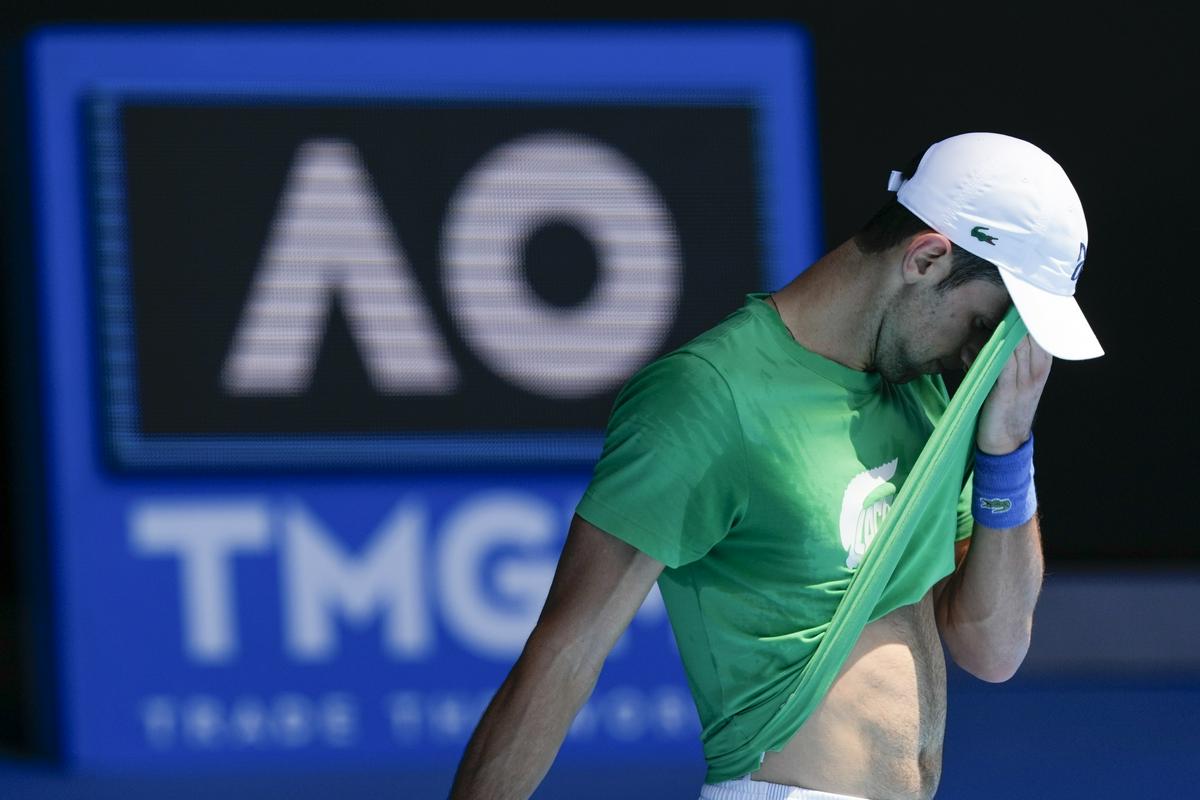 Novak Đoković je devetkratni zmagovalec OP-ja Avstralije, ki je v Melbournu načrtoval lov na rekordno 21. zmago na turnirjih za grand slam, s čimer bi se otresel družbe sorekorderjev Rogerja Federerja in Rafaela Nadala. Foto: AP
