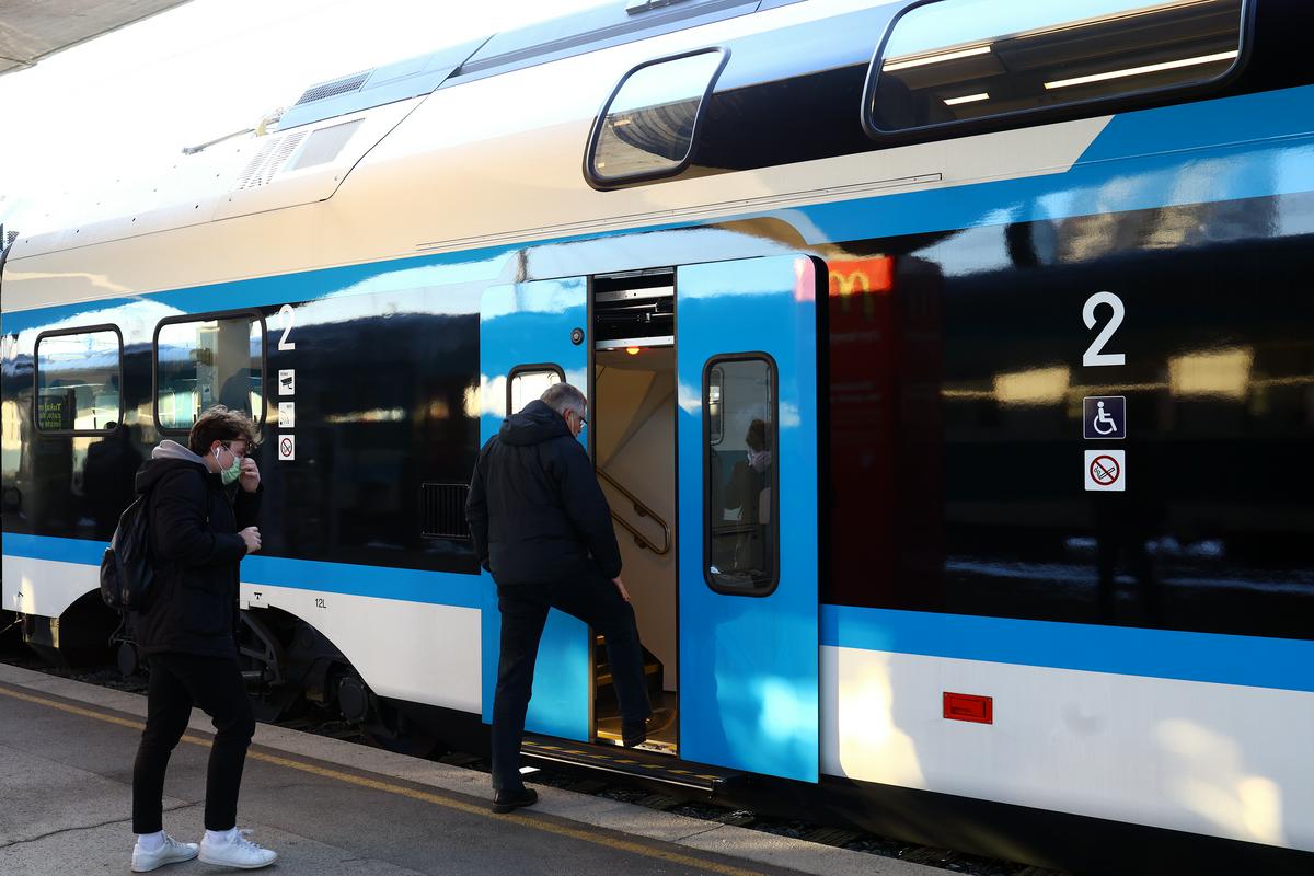 Minister za infrastrukturo in generalni direktor SŽ-ja sta prepričana, da bodo novi vlaki povečali privlačnost železniškega potniškega prometa. Foto: BoBo/Borut Živulović