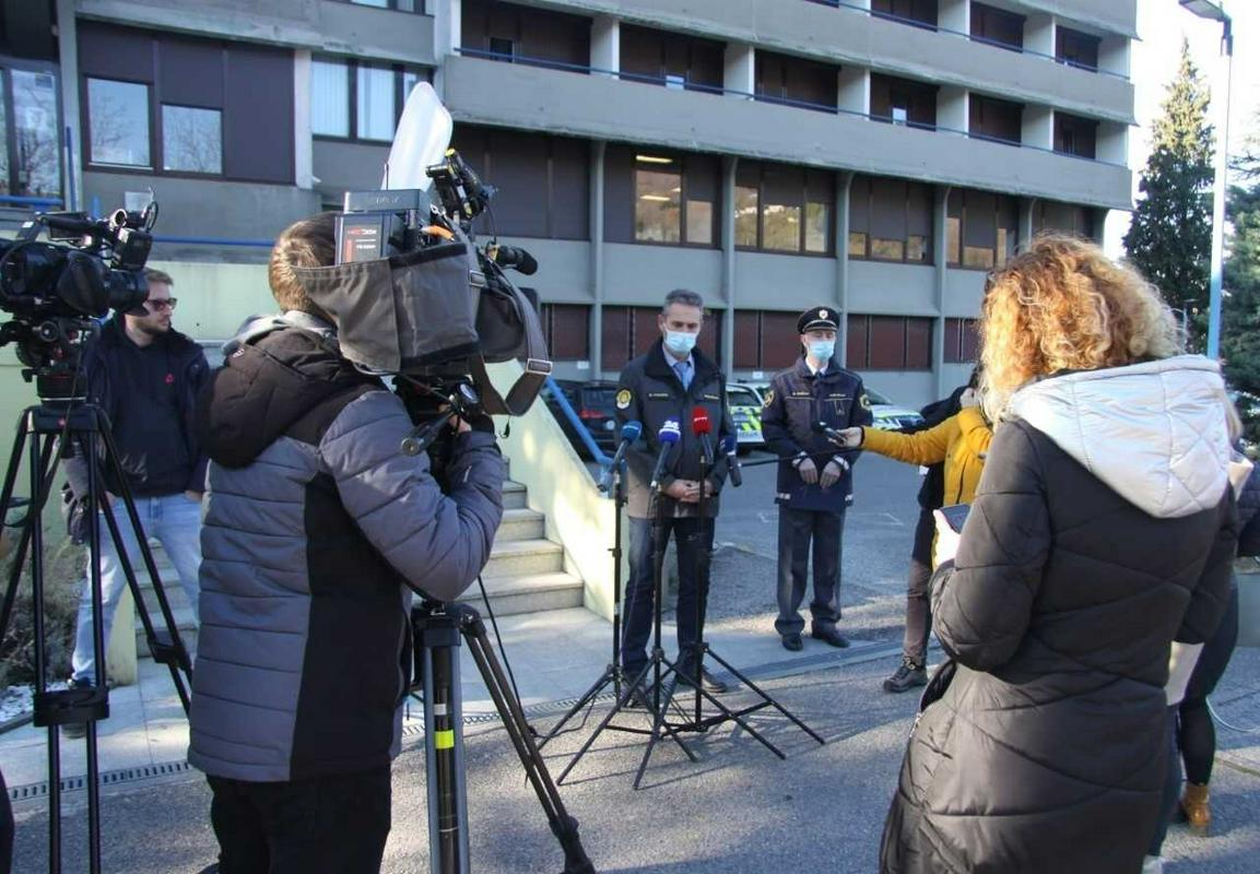 Izjava za medije v povezavi z najdbama dveh trupel na območju PU-ja Nova Gorica. Foto: PU Nova Gorica
