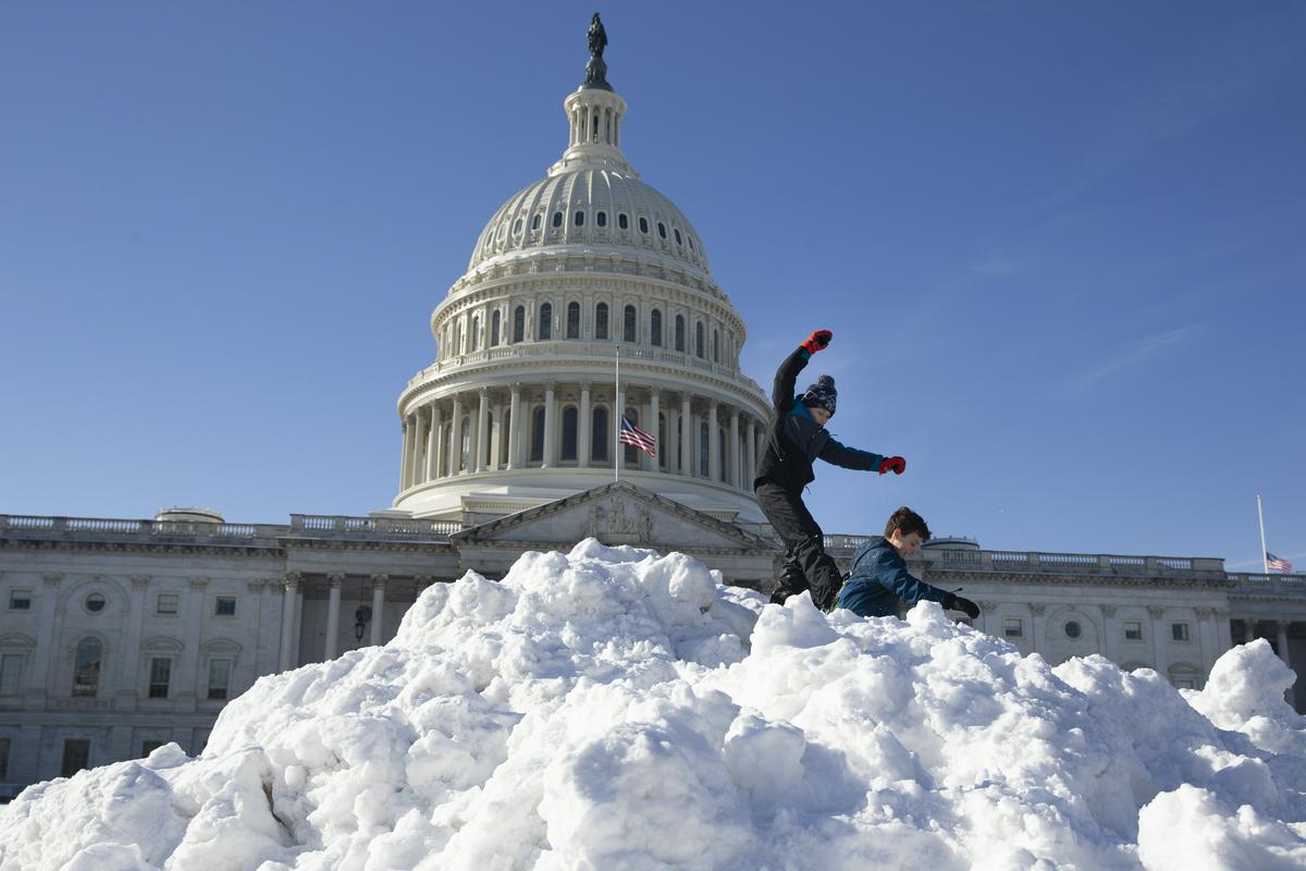 Otroci med igro na kupu snega pred Kapitolom v začetku januarja. Foto: EPA