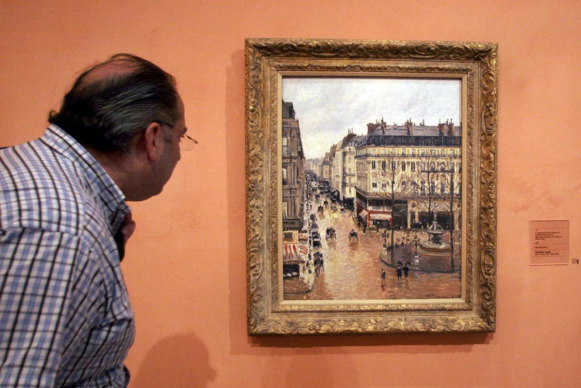 Ulica Saint-Honore je slika iz serije, ki jo je Pissarro ustvarjal pozimi leta 1897/98, ko je bil zaradi šibkega zdravja večinoma zaprt v svoji hotelski sobi. Foto: AP