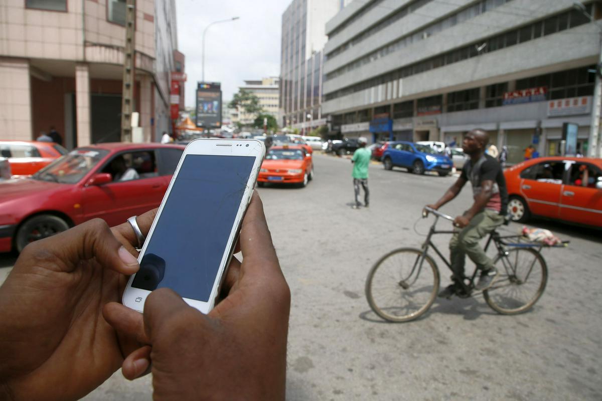 Po podatkih GSMA-ja je bilo konec leta 2020 v Afriki 495 milijonov naročnikov na mobilno telefonijo, kar naj bi do leta 2025 naraslo za 120 milijonov, na skupno 615 milijonov naročnikov. Foto: EPA