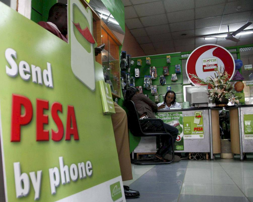 2007 je bilo prelomno leto za Afriko, saj je takrat največji kenijski mobilni operater Safaricom predstavil storitev M-Pesa, prvo mobilno denarno platformo v Afriki. V nekaterih lokalih in poslovalnicah po Keniji je mogoče plačevati le na ta način. Foto: EPA