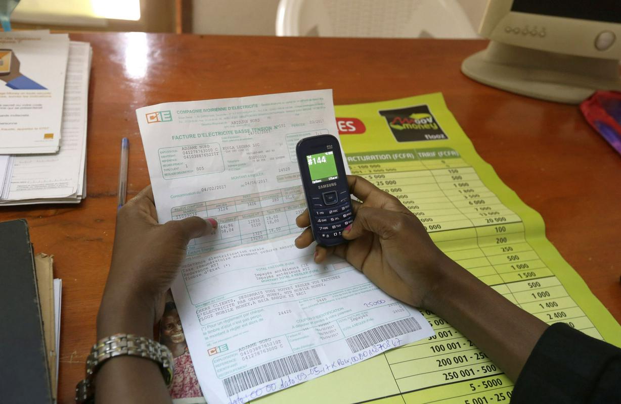 Plačevanje z mobilnimi aplikacijami je mogoče tudi s t. i. funkcionalnimi telefoni, ki so cenejši od pametnih telefonov in tako dostopnejši za mnoge Afričane. Foto: EPA