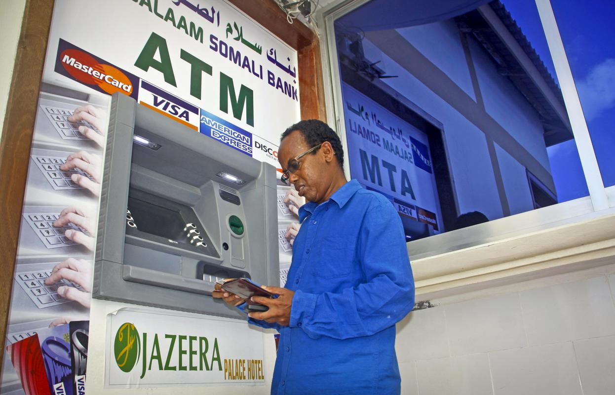 Prvi bankomat v Somaliji je začel delovati leta 2014 v prestolnici Mogadiš. Foto: AP