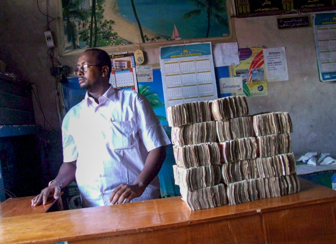 Taki kupi gotovine naj bi bili v Somaliji kmalu preteklost. Foto: EPA