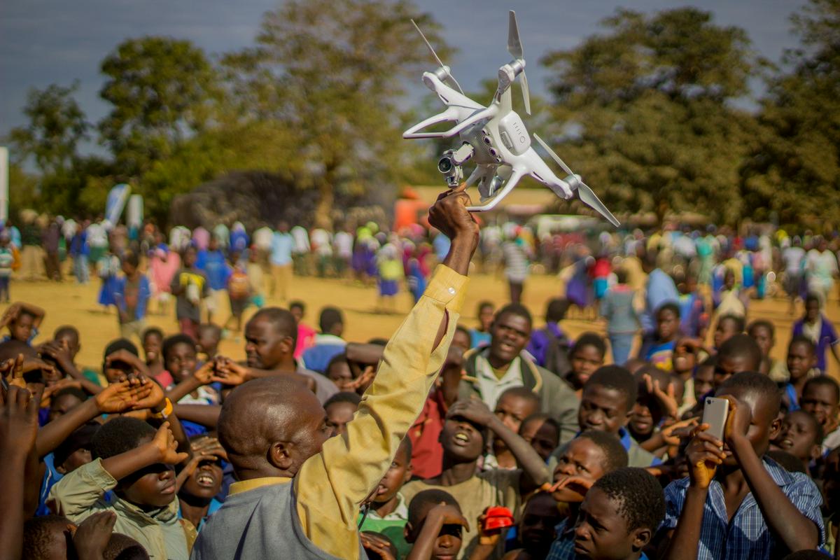 Na akademiji za letalnike v Malaviju se poleg upravljanja letalnikov učijo tudi obdelave podatkov, ki jih pridobivajo z njimi. Foto: Unicef