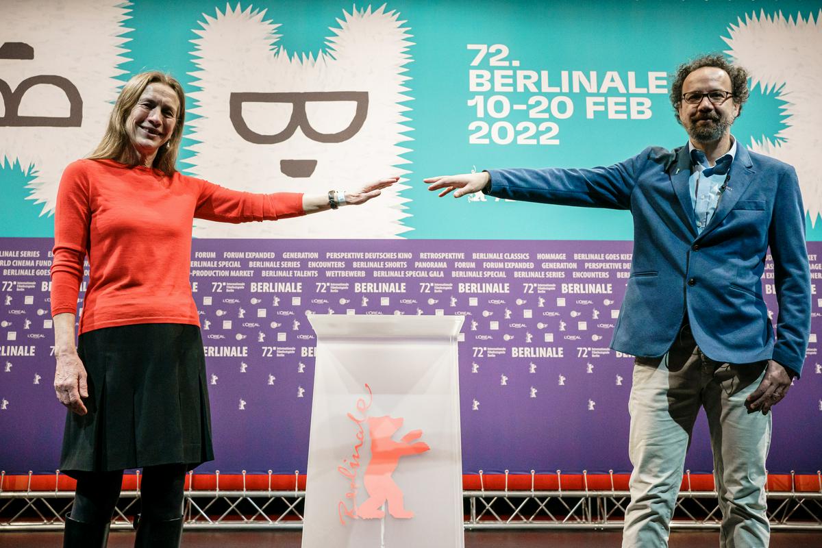 Tekmovalni program sta na tiskovni konferenci razkrila programski direktor Carlo Chatrian in vodja festivala Mariette Rissenbeek. Foto: EPA