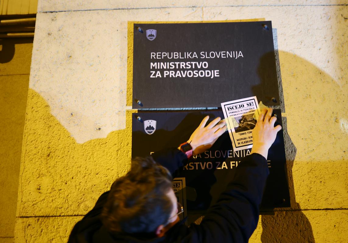 Petkovi protestniki so se zbrali že 92. petek. Tokrat se jih je v Ljubljani po podatkih policije zbralo približno 200.  Foto: BoBo