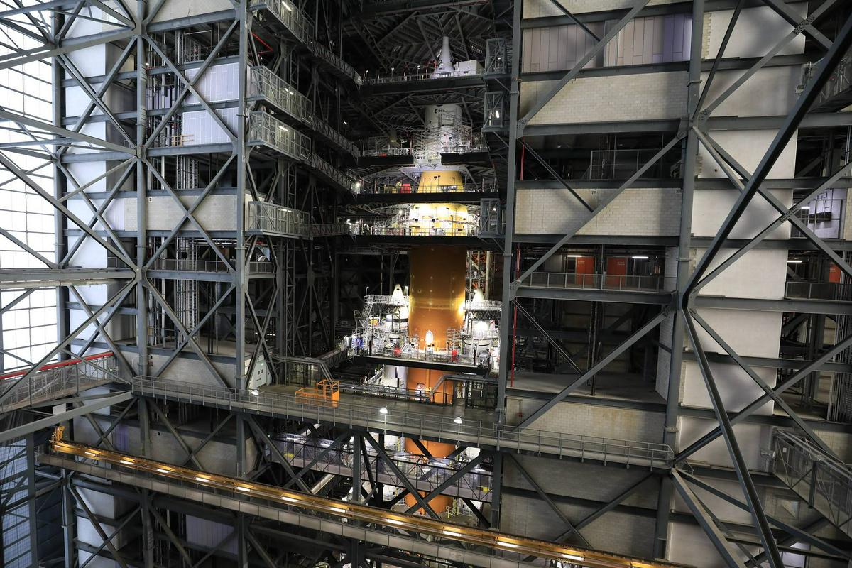 Raketa SLS z Orionom na vrhu. Foto: Nasa/Cory Houston