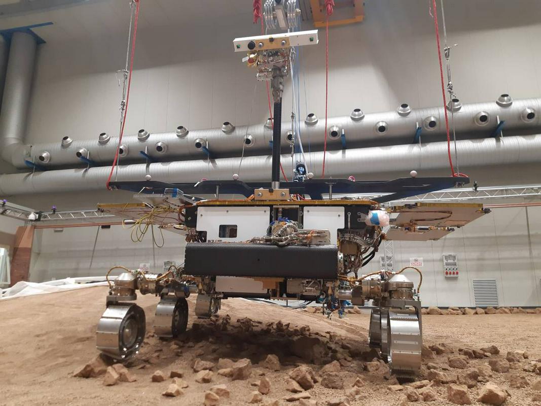 Samohodno vozilo Rosalind Franklin. Posebnost je vrtalnik, ki se bo prebil do dveh metrov globine Marsa.  Foto: Esa