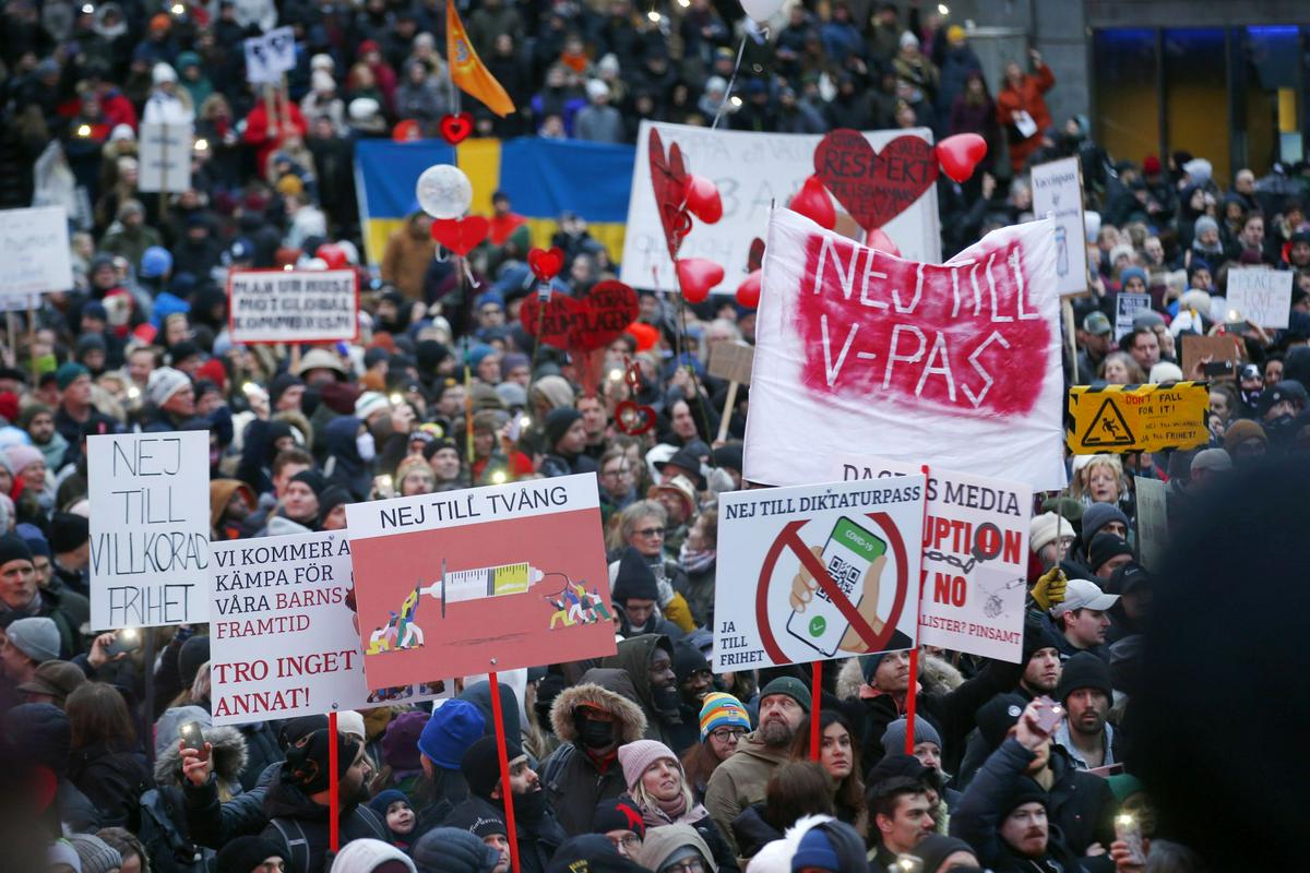 Protesti proti vladnim ukrepom na Švedskem. Foto: EPA