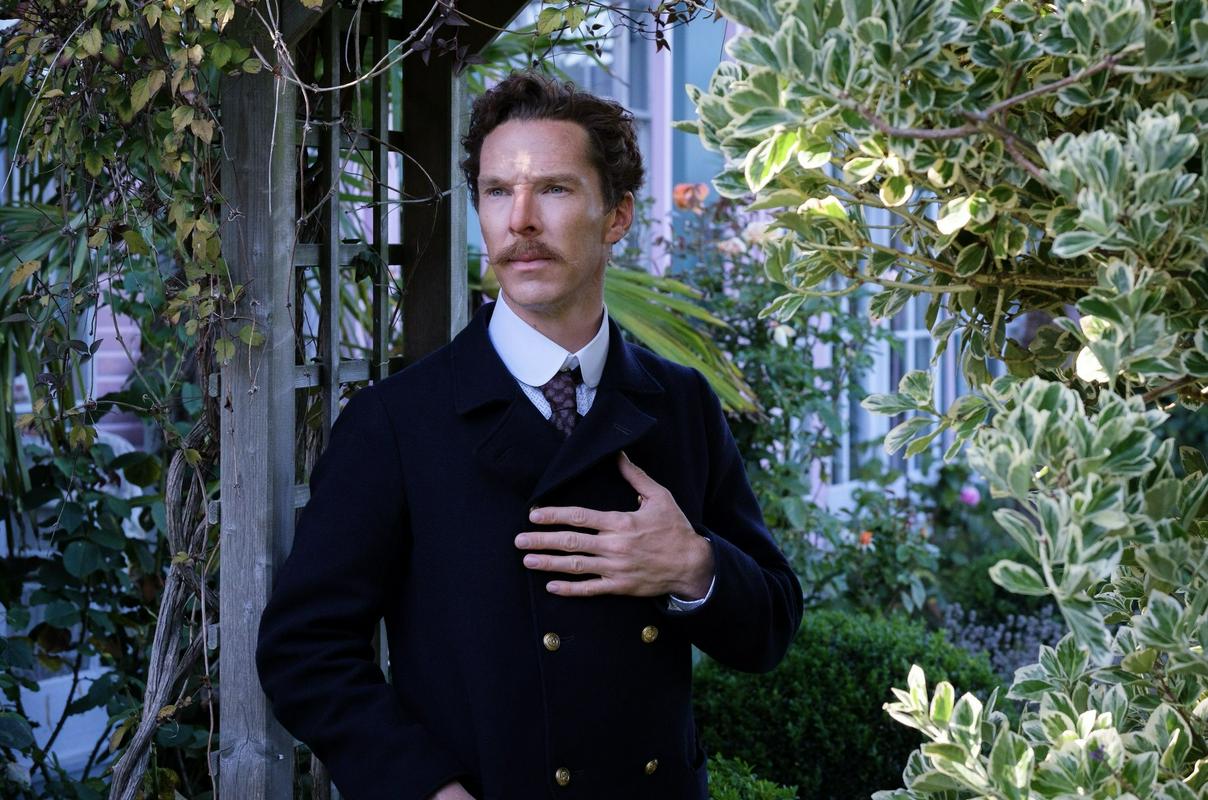 Benedict Cumberbatch je seveda doma v koži ekscentričnega, a dostojanstvenega britanskega gentlemana: spomnimo so samo na Sherlocka Holmesa, pa tudi na njegovega Alana Turinga v Igri imitacije. Foto: IMDb