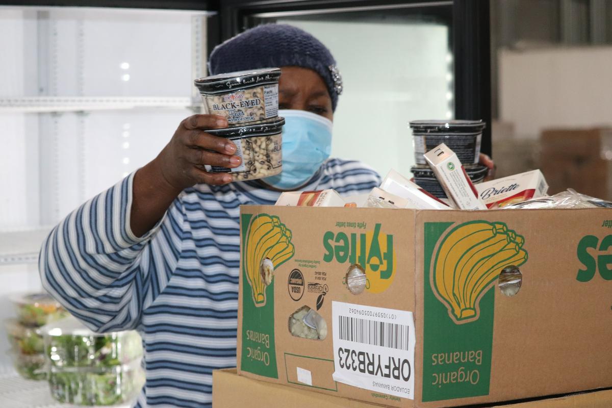Delo obsega tudi sortiranje doniranih proizvodov in sestavljanje prehranskih paketov. Foto: San Diego Food Bank/Stephanie Bunce