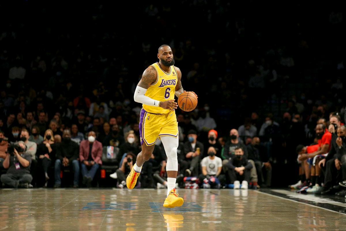 LeBron James je prejel velik aplavz v Barclays Centru. Zbralo se je veliko navijačev Lakersov. Foto: Reuters