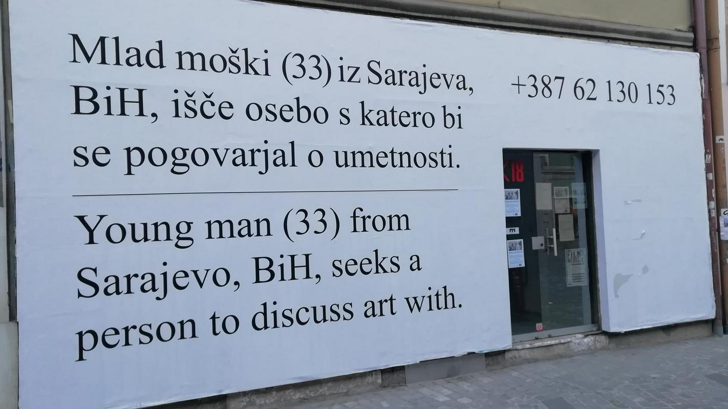 Oglas na pročelju galerije K18 v Mariboru do konca februarja vabi k pogovoru/Foto: Radio Maribor/Irena K. Cizerl