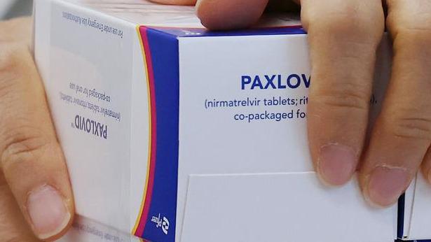 Paxlovid je kombinacija dveh protivirusnih zdravil. Prvo zavira razmnoževanje virusa, drugo preprečuje, da bi se prvo prehitro razgradilo v telesu. Zdravilo je v primerjavi z remdesivirjem, ki ga bolnik prejme z infuzijo, enostavnejše za uporabo, saj je v obliki tablet. Foto: EPA