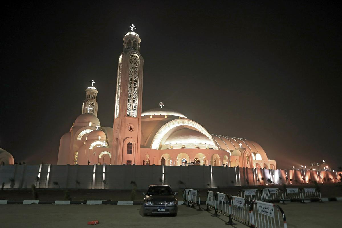 Nova koptska cerkev obsega 7500 kvadratnih metrov in lahko sprejme do 9200 vernikov. Foto: EPA